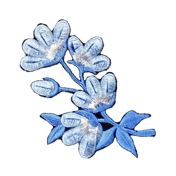 motivo flor bordada azul medio