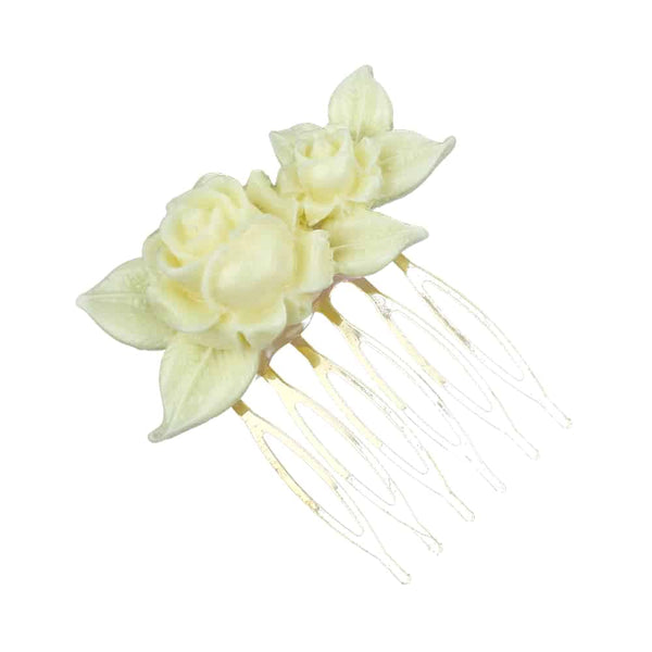peinecillo-rosa-y-petalos-crudo