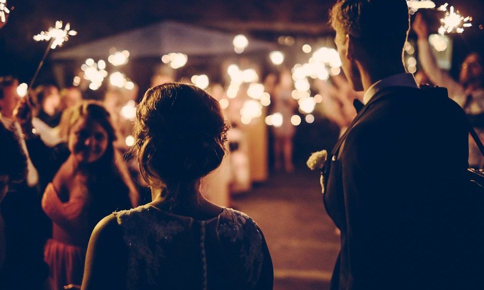 elige_mejor_tocado_para_invitadas_boda_clasica