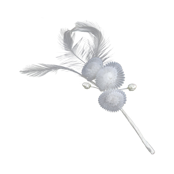Flor organza plisada y plumas blanco