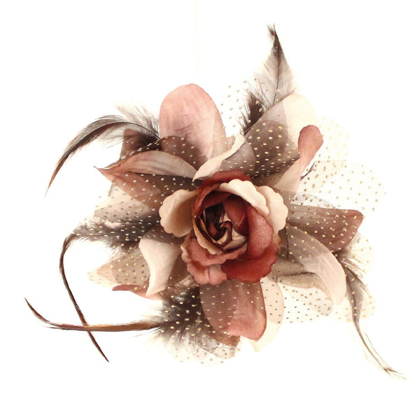 flor organza y plumas rosa nude oscuro