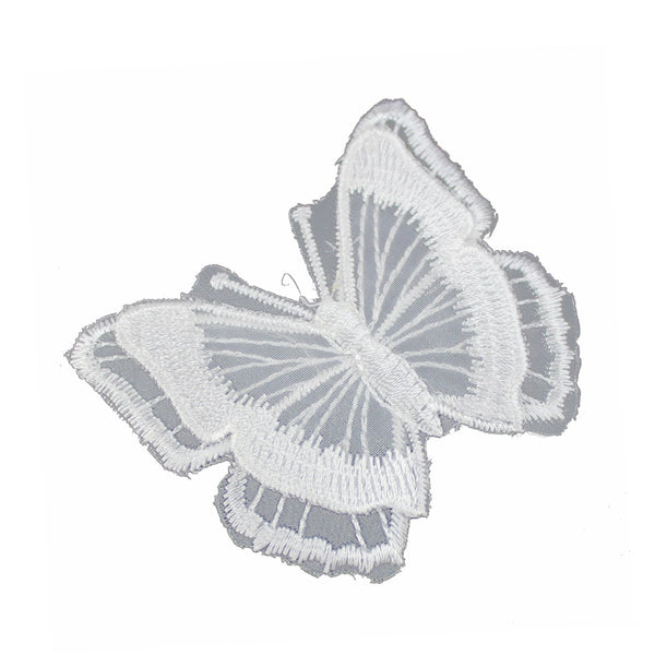 mariposa bordada sobre tul blanco