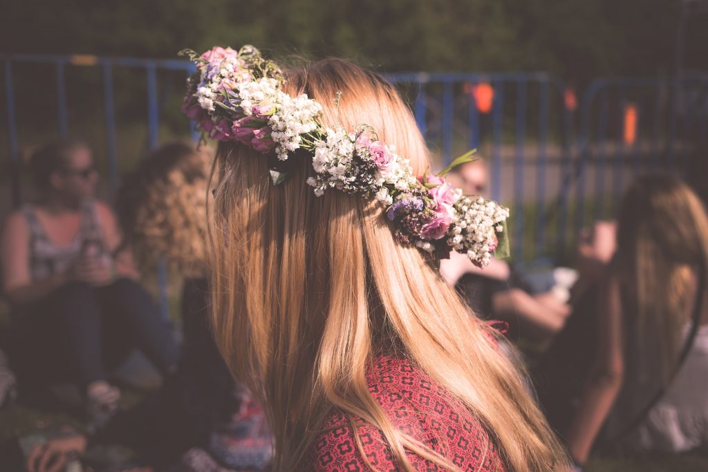 Chica en una celebración con una diadema de flores preservadas